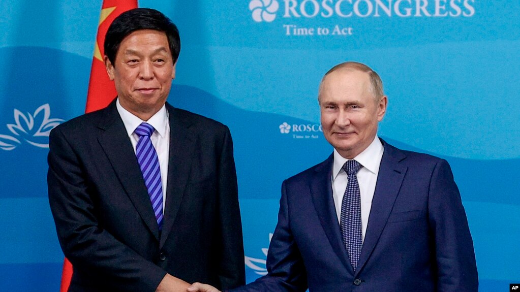 在俄罗斯符拉迪沃斯托克举行的东方经济论坛期间，俄罗斯总统普京（右）和中国全国人大常委会委员长栗战书在会谈前合影留念。（2022年9月7日）(photo:VOA)