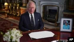 Raja Charles III, memberikan penghormatan kepada mendiang ibunya, Ratu Elizabeth II pada pidato pertamanya sebagai pemimpin baru Kerajaan Inggris di Istana Buckingham hari Jumat (9/9). 