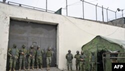 Soldados montan guardia afuera del penal Pichincha 1 en Quito, el 18 de noviembre de 2022.