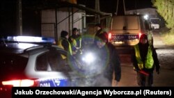 Полицейские оцепили место взрыва в селе Пшеводов, Польша, 15 ноября 2022 года