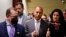 Foto Achiv: Depite Hakeem Jeffries (Demokrat Nouyok) pale ak jounalis yo nan Capitol la, nan Washington, 17 Nov. 2022. 