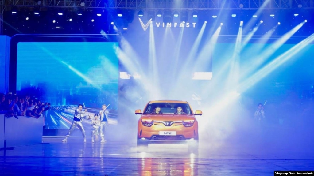 Mẫu xe VF8 được giới thiệu tại lễ bàn giao 100 ô tô điện SUV đầu tiên của VinFast tại nhà máy ở Hải Phòng hôm 10/9. Nhà sản xuất ô tô khởi nghiệp của Việt Nam dự kiến giao xe cho khách hàng ở Mỹ cuối năm nay.