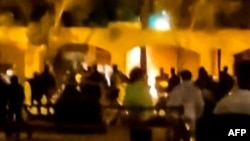 Slika iz videa objavljenog 17. novembra 2022. navodno prikazuje iranske demonstrante kako podmeću požar u porodičnoj kući osnivača islamske republike ajatolaha Ruholaha Homeinija, sada muzeja, u centralnom iranskom gradu Homeinu. 18. novembar 2022.