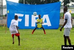 Program FIFA Football for Schools, memberikan pelatihan berkualitas kepada anak muda dan anak sekolah di Abidjan, Pantai Gading, 9 November 2022. (REUTERS/Luc Gnago)