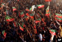 Pendukung partai Tehreek-e-Insaf pimpinan oposisi Pakistan Imran Khan saat menghadiri rapat umum, di Peshawar, Pakistan, 6 September 2022. (Foto: AP)