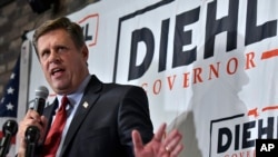 El candidato republicano a gobernador de Massachusetts, Geoff Diehl, habla con los periodistas en su fiesta de la victoria de la noche de las primarias, el martes 6 de septiembre de 2022, en Weymouth, Massachusetts.