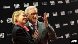استیون اسپیلبرگ و همسرش کیت کاپشاو در جشنواره بین‌المللی فیلم تورنتو. ١٠ سپتامبر ٢٠٢٢