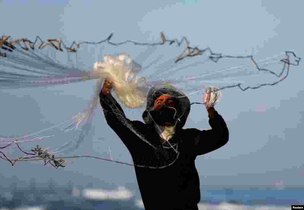 Seorang nelayan Palestina bersiap untuk memancing di Khan Younis di Jalur Gaza selatan.