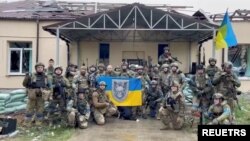 우크라이나군 장병들이 11일 하르키우 주 러시아 접경 지역 홉티우카에서 기념 사진을 찍고 있다.