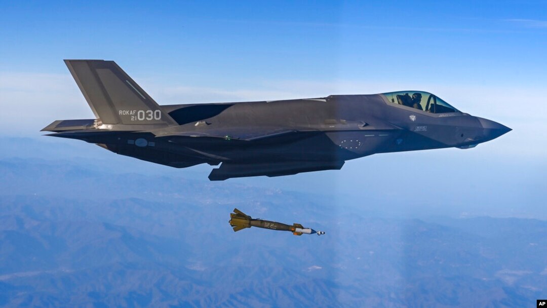 Pesawat tempur siluman F35A Korea Selatan menjatuhkan sebuah bom berpemandu GBU-12 ke sebuah target (foto: dok). 