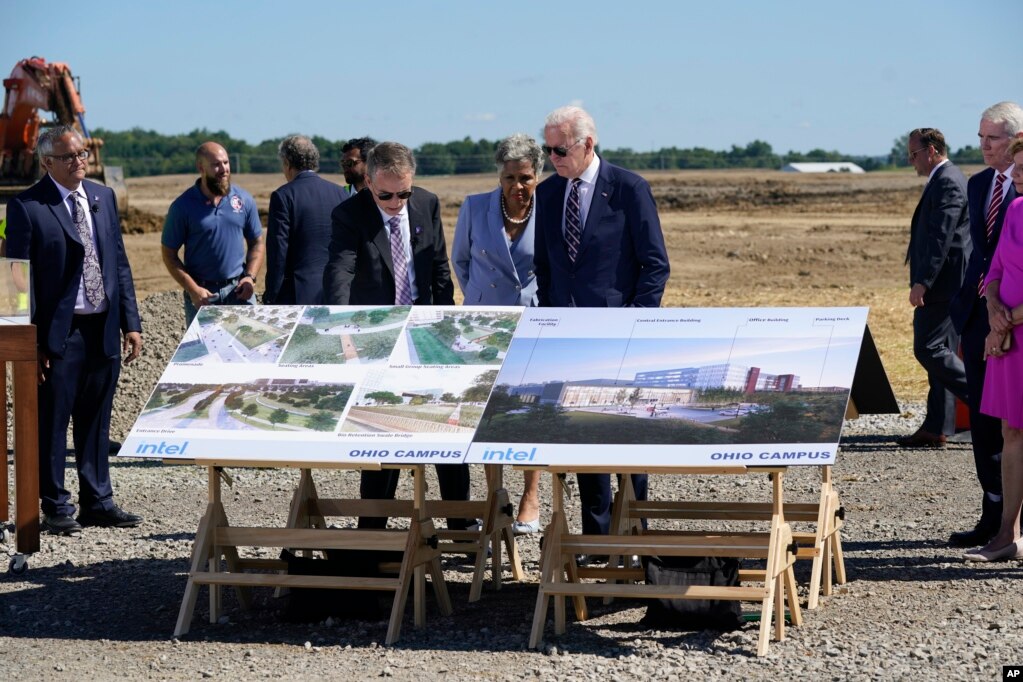 美国总统拜登出席俄亥俄州新奥尔巴尼的英特尔半导体制造厂的破土动工仪式。（2022 年9月9日）(photo:VOA)
