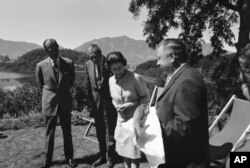 Durante la estancia de la reina Isabel II y el príncipe Felipe en un hotel a la orilla del lago Pucón en el sur de Chile, el anfitrión ofrece a la reina un salmón de 13 libras, patrimonio culinario de la región, imagen captada el 15 de noviembre de 1968.