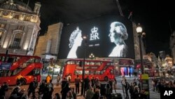 Yon gwo ekran montre foto Ren Elizabeth II nan Piccadilly Circus, Lond, 9 Sept. 2022. 