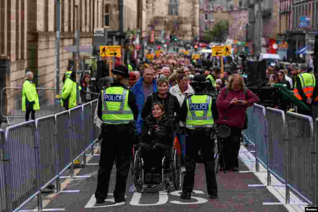 Alison Evans from Derbyshire (in a wheelchair) and Sharon Baum wait in a queue on George IV Bridge to see Queen Elizabeth lying in state at St. Giles&#39; Cathedral in Edinburgh, Scotland.