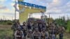 우크라이나군 장병들이 10일 하르키우 주 탈환지에서 기념 사진을 찍고 있다.