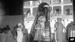 Autoridades panameñas reciben con honores a la reina Isabel II y al príncipe Felipe a su llegada al Canal de Panamá el 29 de noviembre de 1953. Era la primera visita de la nomarca a territorio americano. Autoridades y diplomáticos del país anfitrión y británicos asistieron a su llegada.