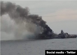 2022年4月俄罗斯大型巡洋舰莫斯科号（Moskva）被两枚乌克兰反舰导弹击中后沉没(Twitter图片)