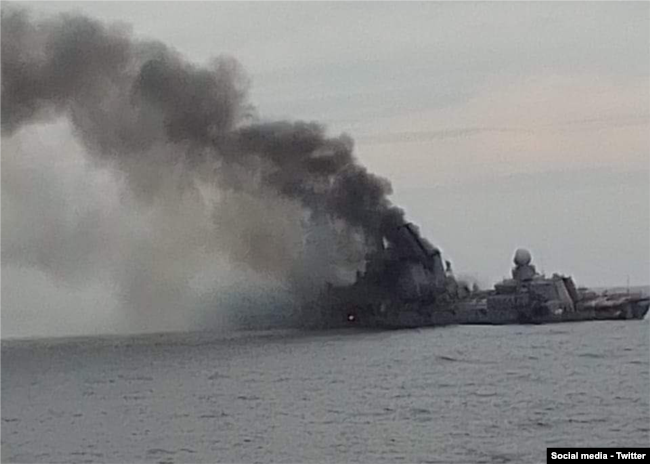 2022年4月俄羅斯大型巡洋艦莫斯科號（Moskva）被兩枚烏克蘭反艦導彈擊中後沉沒(Twitter圖片)