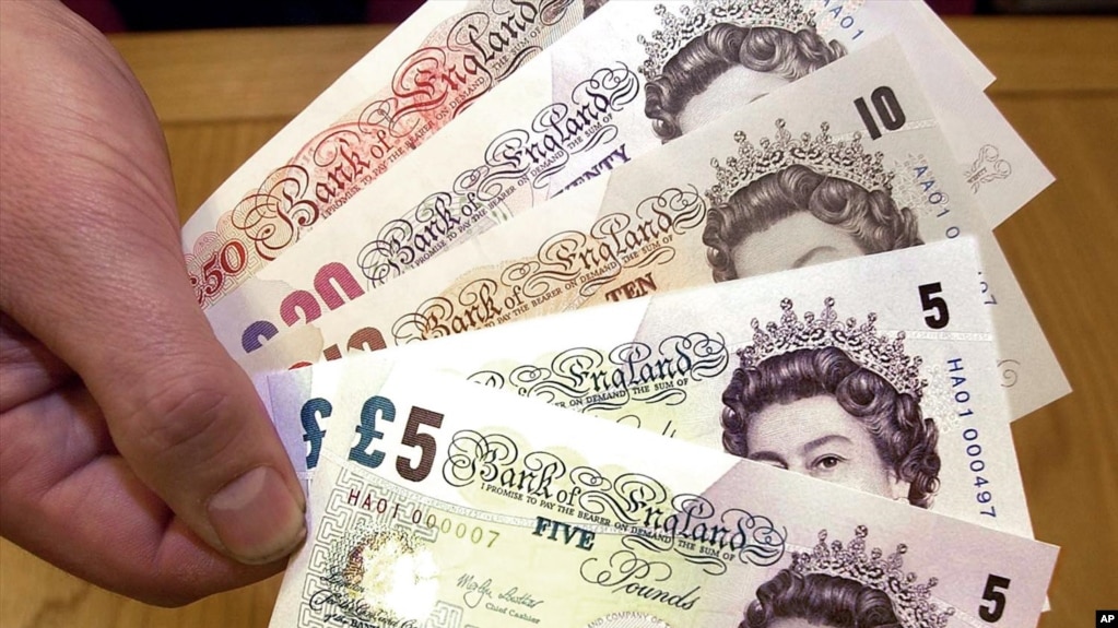 印有女王伊丽莎白二世头像、各种面值的英镑纸币。（美联社资料照）(photo:VOA)