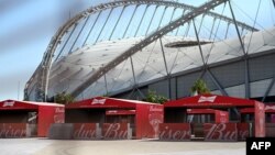 غرفه‌های فروش آبجو در ورزشگاه خلیفه در دوحه
