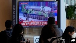 2022年11月18日，在韩国首尔火车站的新闻节目中，电视屏幕上播放的是朝鲜导弹在阅兵式上的画面。韩国表示，朝鲜周五上午发射的导弹可能是一枚洲际导弹。