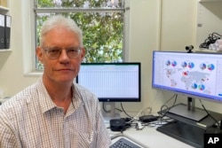 Peter Janssen, ilmuwan utama di AgResearch, di meja kerjanya di Palmerston North, Selandia Baru, 3 November 2022.(AP/Nick Perry)