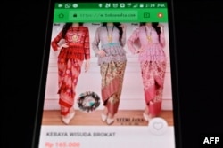 Gambar yang diambil di Jakarta pada 12 Desember 2018 ini memperlihatkan sebuah website yang menjual "Kebaya". - (ADEK BERRY/AFP)