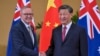 Perdana Menteri Australia Anthony Albanese (kiri) berjabat tangan dengan Presiden China Xi Jinping di sela KTT G20 di Nusa Dua, Bali, pada 15 November 2022. (Foto: Mick Tsikas/AAP Image via AP)