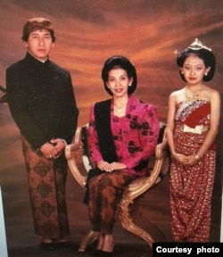 Shinta (kana) as a child with her father and mother (photo: courtesy)