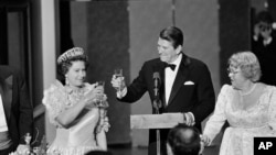 Presiden Ronald Reagan dan Ratu Elizabeth II bersulang saat makan malam kenegaraan, 3 Maret 1983, di Museum M.H. de Young di Taman Golden Gate San Francisco. (Foto: AP/Ed Reinke)