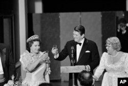 La reina Isabel II brinda en fiesta en su honor con el presidente Ronald Reagan (1911 - 2004) en la Casa Blanca durante visita de Estado a Washington DC, el 3 de marzo de 1983.