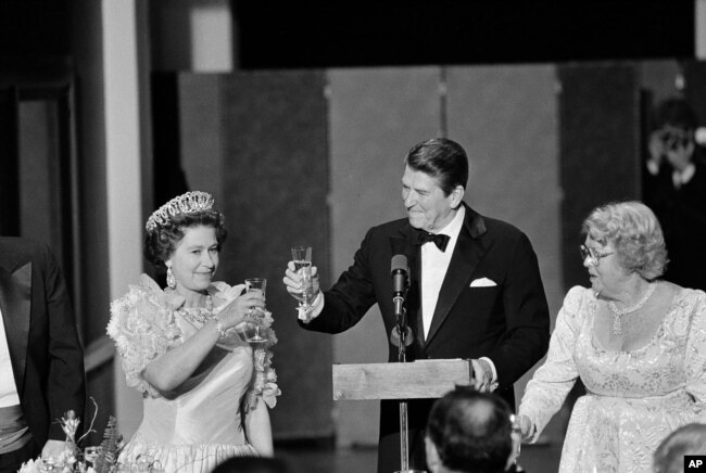 La reina Isabel II brinda en fiesta en su honor con el presidente Ronald Reagan (1911 - 2004) en la Casa Blanca durante visita de Estado a Washington DC, el 3 de marzo de 1983.