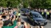 تابوت ملکه الیزابت روز یکشنبه در اسکاتلند از میان هزاران عزادار که کنار خیابان‌ها ایستاده بودند عبور کرد - ۱۱ سپتامبر ۲۰۲۲