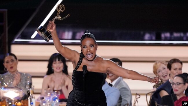 Sheryl Lee Ralph accepts the Emmy for outstanding supporting actress in a comedy series for