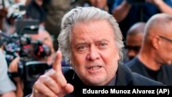 Ex-estratega da Casa Branca Steve Bannon chega ao escritório da Procuradoria-Geral do distrito de Manhattan para se entregar às autoridades de Nova Iorque