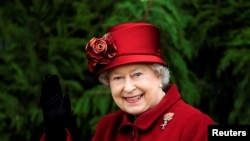 La Reina Isabel II saluda en Gloucestershire, Inglaterra, el 13 de marzo de 2009.