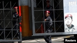 Oficiales de la Policía Nacional custodian la entrada al centro de detención del SEBIN en Caracas, el 21 de marzo de 2019.