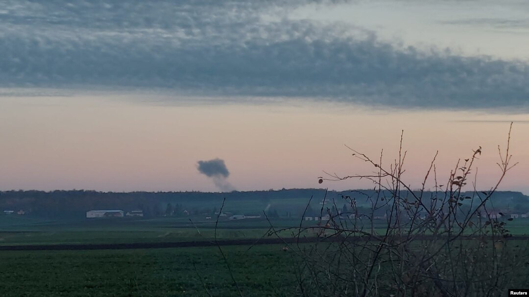 El humo se eleva en la distancia, en medio de informes de dos explosiones, vistas desde Nowosiolki, Polonia, cerca de la frontera con Ucrania el 15 de noviembre de 2022 en esta imagen obtenida de las redes sociales por medio de Stowarzyszenie Moje Nowosiolki, vía Reuters.