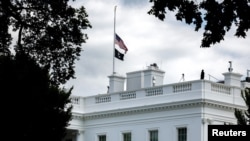 Zastava Sjedinjenih Država na jarbolu Bele kuće spuštena na pola koplja u znak žaljenja zbog smrti britanske kraljice Elizabete Druge, u Vašingtonu, 8. septembra 2022.