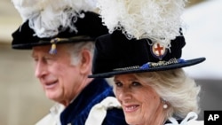 ARCHIVO - El príncipe Carlos y Camila, duquesa de Cornualles de Gran Bretaña llegan para el servicio de la Orden de la Jarretera en el Castillo de Windsor, en Windsor, Inglaterra, el 13 de junio de 2022.