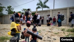 Figuras en plastilina se mezclan en una escena real en la que migrantes venezolanos se preparan para empezar su viaje hacia el Tapón del Darién. _Foto Cortesía: Édgar Álvarez @seloexplicoconplastilina]