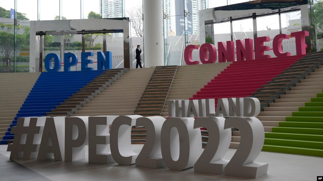 Letreros en Bangkok, Tailandia, anuncian la cumbre de la APEC el 14 de noviembre de 2022.