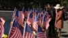 Des visiteurs regardent les drapeaux américains sur le mémorial du 11-Septembre à New York, le 10 septembre 2022, un jour avant le 21e anniversaire des attaques de 2001.