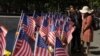 Des visiteurs regardent les drapeaux américains sur le mémorial du 11-Septembre à New York, le 10 septembre 2022, un jour avant le 21e anniversaire des attaques de 2001.