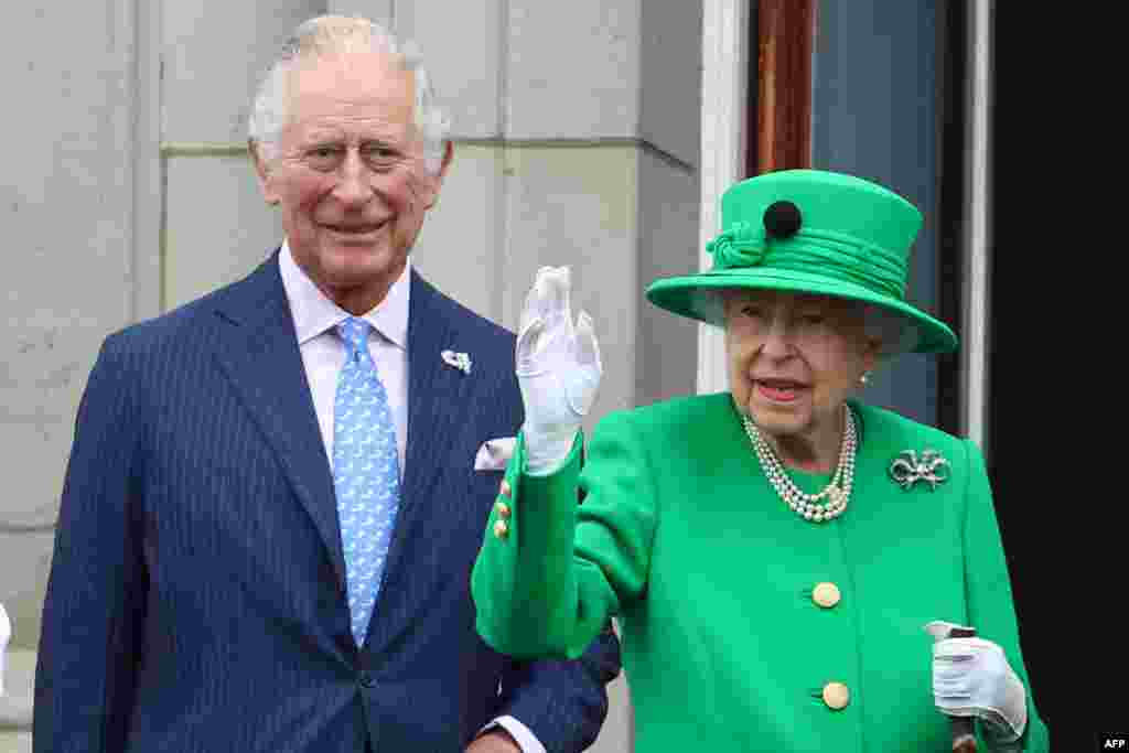 In this file photo taken on June 5, 2022 Britain&#39;s Queen Elizabeth II stands beside Britain&#39;s Prince Charles, Prince of Wales and waves to the public as she appears on Buckingham Palace balcony at the end of the Platinum Pageant in London. - Queen Elizabeth II, the longest-serving monarch in British history and an icon instantly recognisable to billions of people around the world, has died aged 96, Buckingham Palace said on Thursday, September 8, 2022.