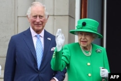 چارلز، پادشاه جدید بریتانیا، در کنار الیزابت دوم، ملکه سابق بریتانیا. ۵ ژوئن ٢٠٢٢
