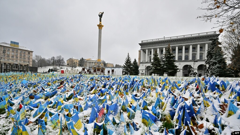 Esta foto del 17 de noviembre de 2022 muestra banderas ucranianas colocadas en la Plaza de la Independencia en Kiev, que simbolizan la muerte de los soldados ucranianos en el conflicto, cubiertas de nieve después de las primeras nevadas de la temporada.