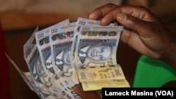 A trader counting Malawi currency, the Kwacha, in Blantyre, Malawi, Sept. 8, 2022.