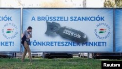Агітаційний плакат в Будапешті під час кампанії угорського уряду Віктора Орбана із закликами до скасування санкцій ЄС щодо Росії. 19 жовтня 2022р. 