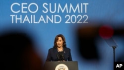 La vicepresidenta de EEUU, Kamala Harris, se dirige a la Cumbre de CEO de APEC durante la Cumbre de Cooperación Económica Asia-Pacífico (APEC) en Bangkok, el 18 de noviembre de 2022.